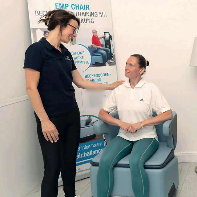 Trainerin im Gespräch mit einer Frau vor dem Beckenbodentraining im EMP Chair
