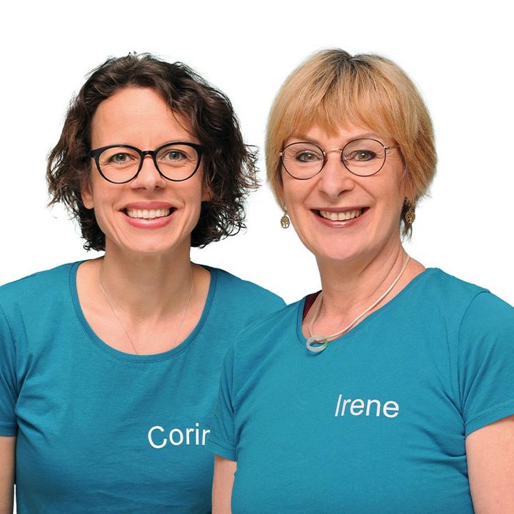 Corina und Irene vom VITALIS-Team lächeln gemeinsam in die Kamera
